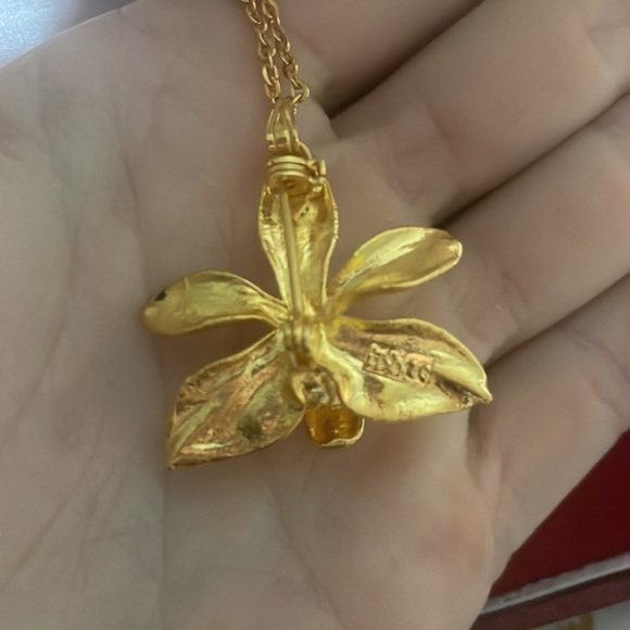 TWO ORCHID BROOCHS - Picture 9 of 10